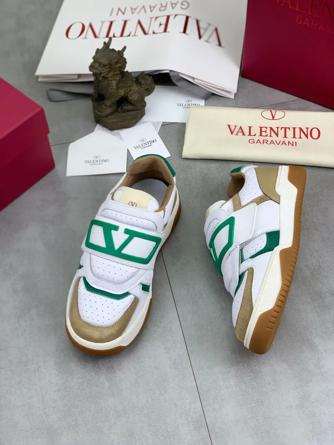 Men's men's shoes 💰P640 new style latest Valentino Valentino V family new casual young fashion trend sports shoes full of vitality, no age limit, very light and comfortable on the foot, packaging, original purchase and development, production, various color combinations are eye-catching, activate the charming sunny boy, the shoe design combines coolness with daily style, full of street feeling, multi-color options!   Fabric: original material splicing/first-layer cowhide Lining: imported cowhide/original logo sweat-absorbent and breathable foot pad Outsole: TPU foam lightweight material outsole Brand injection insole Code number: 38-46 Full set of packaging Color: 3️⃣ colors available